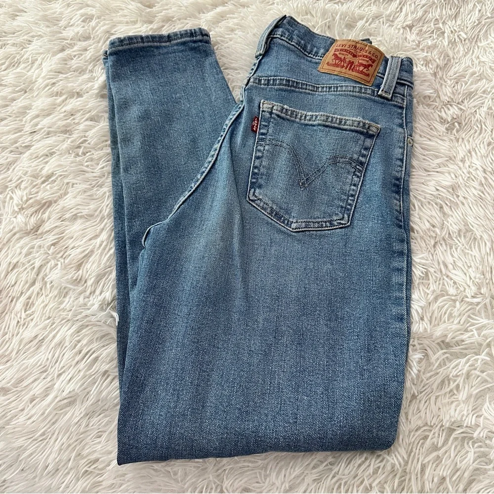 Levi’s High Waisted Mom Jeans Sz 26 Light Wash Distressed Denim - Picture 2 of 14